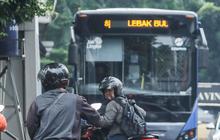 FOTO: Terobos Jalur TransJakarta, Pemotor Panik dan Nekat Lawan Arah Demi Hindari Polisi