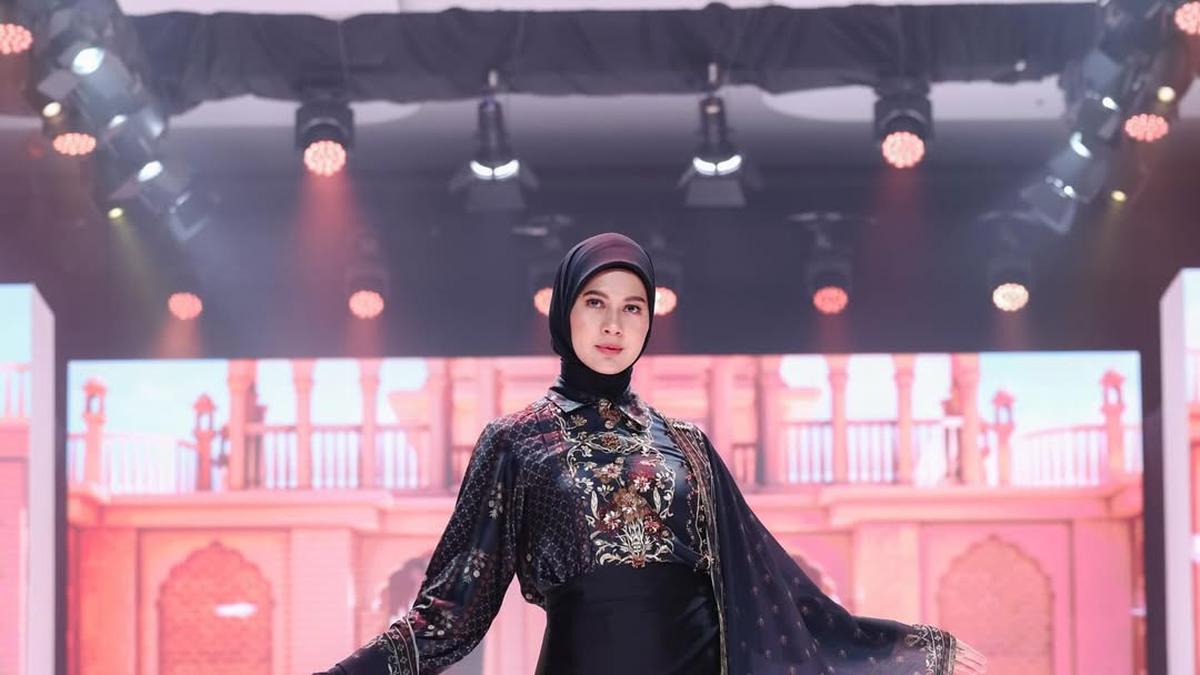 Potret Gaya Artis Jadi Muse Koleksi Lebaran Zaskia &amp; Shireen, dari Paula Verhoeven hingga Natasha Rizky &amp; Trio Strong