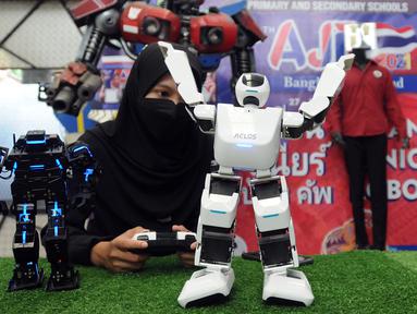 Mahasiswa magang mangoperasikan robot di Kampong Robot, Sarua, Ciputat, Tangerang Selatan, Banten, Jumat (18/3/20222). Kampong Robot di bawah naungan International Youth Robotic Associaton (IYRA) Indonesia berdiri sejak 2020. (merdeka.com/Arie Basuki)
