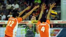 Dua pevoli putra Surabaya Samator mencoba menahan smesh pemain Jakarta Pertamina Energi, Paul Richard Sanderson (tengah) di laga Pertamina Proliga 2015, GOR Dome Balikpapan, (8/2/2015). Surabaya Samator unggul 3-2. (Liputan6/com/Helmi Fithriansyah)