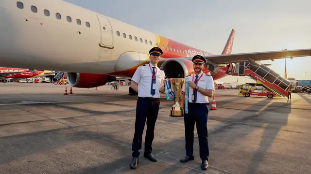 Trofi Piala AFF di depan pesawat Vietjet
