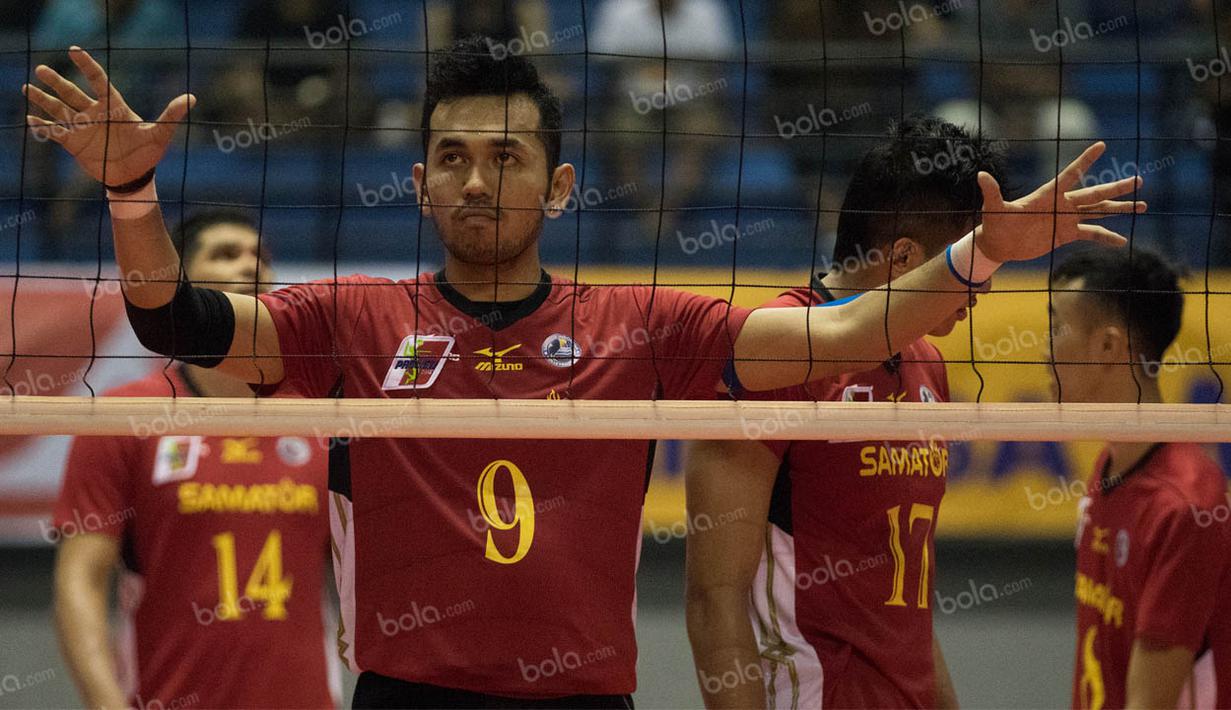 Pevoli Samator Surabaya, I Putu Randu, bersiap menghadapi Jakarta BNI Taplus. Pada laga itu secara mengejutkan Samator Surabaya takluk dengan skor 2-3. (Bola.com/Vitalis Yogi Trisna)