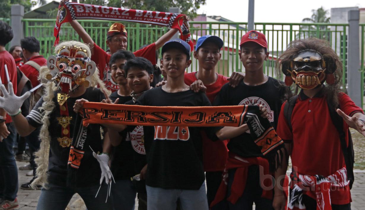 Kehadiran topeng dari Brigaz Bali menjadi daya tarik bagi The Jakmania untuk berfoto bersama di Stadion Patriot, Bekasi, (21/5/2017). (Bola.coom/Nicklas Hanoatubun) 