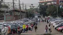 Suasana tempat parkir di Stasiun Pondok Cina, Depok, Kamis (6/8/2015). Membawa kendaraan hingga stasiun terdekat lalu berangkat menggunakan kereta bisa meminimalisir kemacetan di ibu kota. (Liputan6.com/Faizal Fanani)