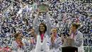 Petenis Republik Ceska, Lucie Safarova, mengangkat trofi juara Fed Cup setelah mengalahkan Rusia di final yang berlangsung di Praha, Republik Ceska, (15/11/2015). (Reuters/David W Cerny)