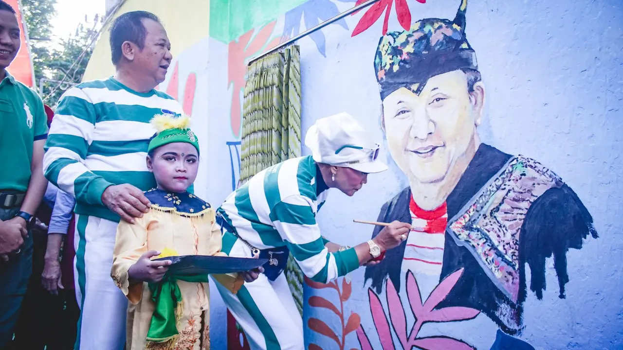 Bupati Jember Hendy Sisswanto menyaksikan mural 3 Dimensi yang bergambar dirinya (Istimewa)
