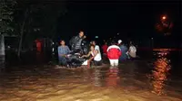 Warga terjebak banjir yang merendam jalan raya Tambakrejo, Pasuruan, Jatim, Rabu (28/7) dini hari. Banjir setinggi 1 meter mengakibatkan jalur Pantura ruas Pasuruan - Bangil lumpuh total.(Antara)
