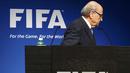 Sepp Blatter meninggalkan panggung jumpa pers. (Reuters/Ruben Sprich)