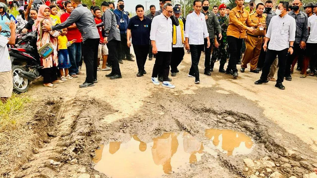 Saking Rusaknya, Jalan di Lampung Berjuluk 'Lubang 1.000'