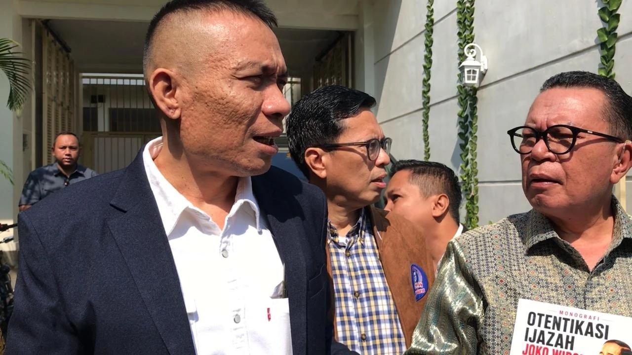 Rismon Sianipar Mendadak Sambangi Kediaman Jokowi, Ada Apa?
