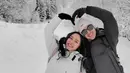 Sampai di Norwegia, Rachel Vennya langsung disambut dengan pemandangan yang diselimuti salju. Memakai baju tebal, ibunda dari Xabiru ini abadikan momen bersama kekasihnya. Potretnya selama di Norwegia ini pun turut menuai banyak sorotan netizen. (Liputan6.com/IG/@rachelvennya)