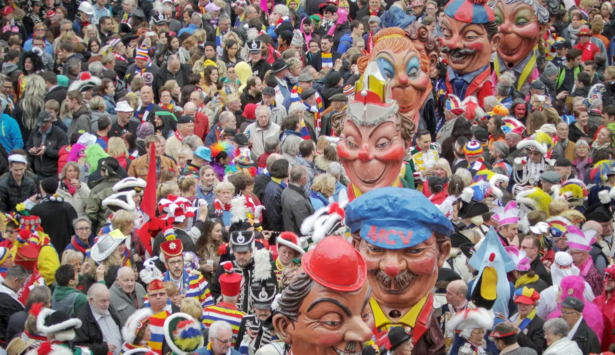 Sejumlah " Schwellkopp " atau kepala besar meramaikan karnaval di Mainz, Jerman, Rabu (11/11/2015). Ribuan akan berteriak ' Alaaf ' dan ' Helau ' selama mengikuti karnaval ini. (AFP PHOTO/Fredrik VON Erichsen)