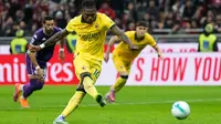 Rafael Leao membawa AC Milan unggul lewat tendangan penalti saat menghadapi Fiorentina dalam pertandingan Serie A di San Siro, 19 Oktober 2025. (AP Photo/Luca Bruno)