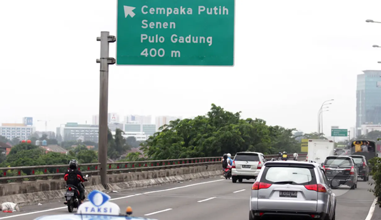 Hujan yang mengguyur Jakarta sejak Minggu (8/2) mengakibatkan tingginya genangan air di kawasan Kelapa Gading. Sejumlah pengendara motor melintasi jalan tol Sunter arah Tanjung Priok, Jakarta, Selasa (10/2/2015). (Liputan6.com/Faizal Fanani) 