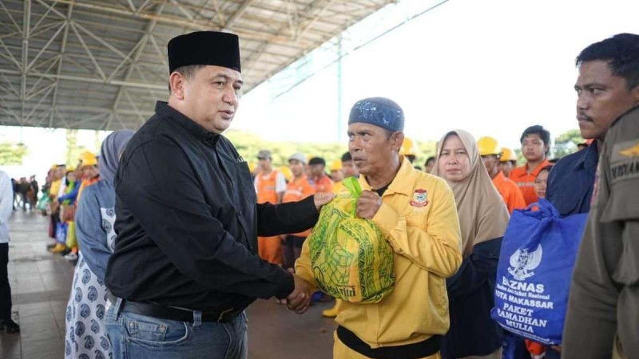 Wali Kota Makassar Serahkan 7.100 Paket Lebaran Makassar untuk Satgas Kebersihan
