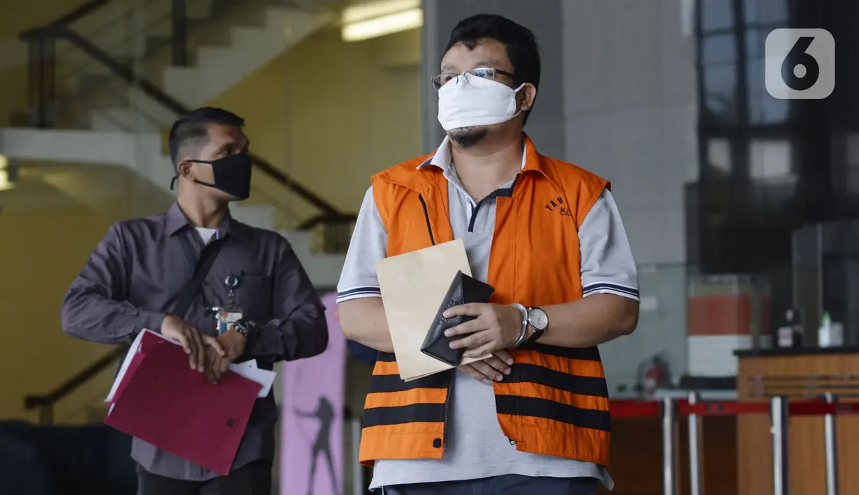 Mantan anggota DPRD Bandung periode 2009-2014 Tomtom Dabbul Qomar usai menjalani pemeriksaan di Gedung KPK, Jakarta, Kamis (23/4/2020). Tomtom diperiksa sebagai tersangka untuk melengkapi berkas kasus dugaan korupsi pengadaan RTH di Pemkot Bandung pada 2012. (merdeka.com/Dwi Narwoko)