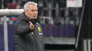 Pelatih Borussia Dortmund, Lucien Favre, memberikan arahan kepada pemainnya saat menghadapi Club Brugge pada laga lanjutan Liga Champions di Signal Iduna Park, Rabu (25/11/2020) dini hari WIB. Borussia Dortmund menang 3-0 atas Club Brugge. (AFP/Ina Fassbender)