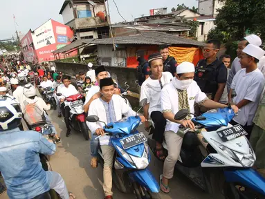 Massa gabungan dari beberapa ormas berunjuk rasa di depan Masjid Jemaah Ahmadiyah di Depok, Jawa Barat, Jumat (24/2). Meskipun bangunannya telah disegel, massa tetap menuntut agar aliran Ahmadiyah dibubarkan. (Liputan6.com/Immanuel Antonius)