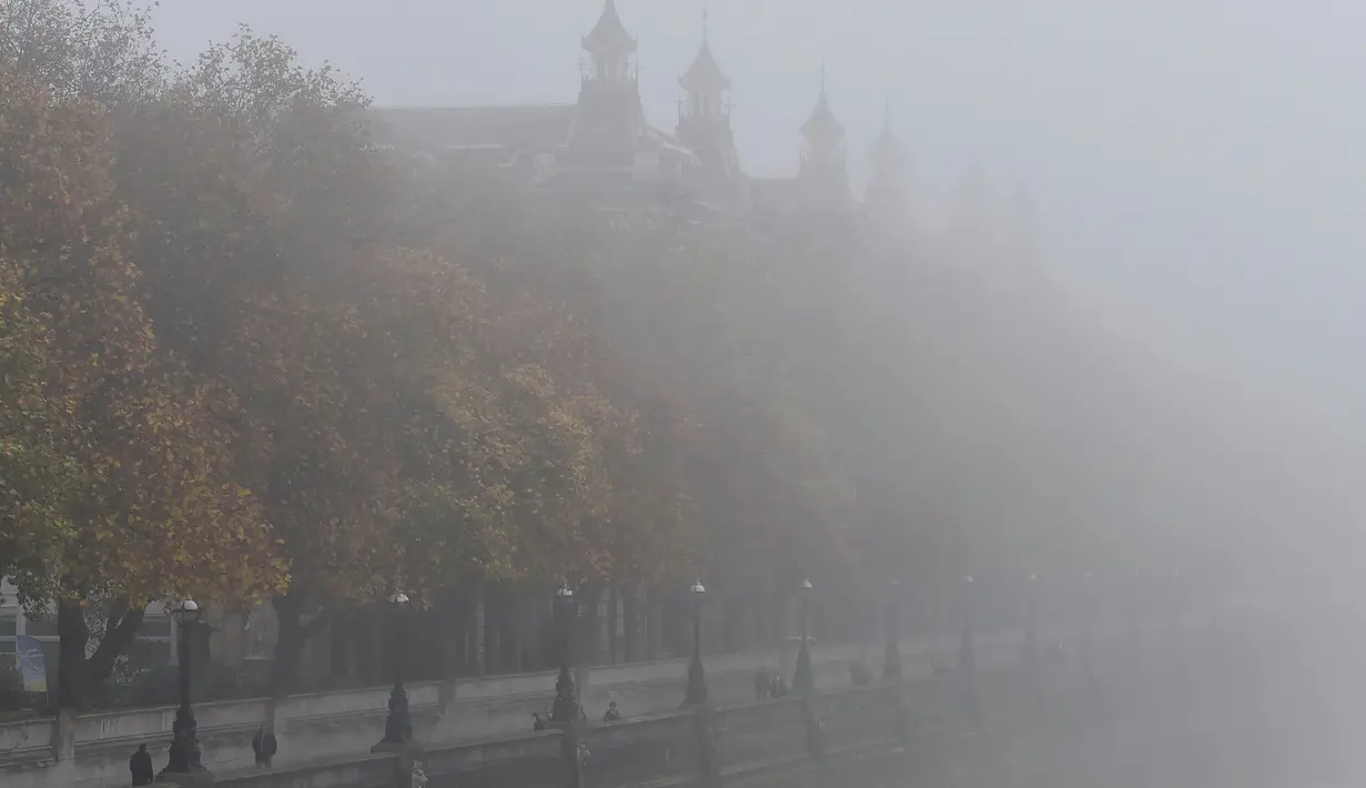 Jalanan pinggir sungai Thames tertutup kabut tebal, London, Inggris, Senin (2/11/2015). Akibat kabut penerbangan di seluruh Inggris mengalamai penundaan dan pembatalan. (REUTERS/Stefan Wermuth)