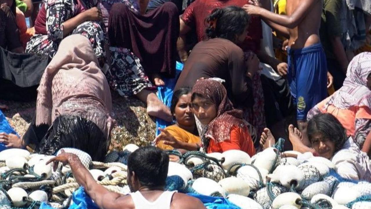FOTO: Nelayan Aceh dan Basarnas Selamatkan Puluhan Pengungsi Rohingya Nyaris Tenggelam Setelah Kapal Terbalik Akibat Cuaca Buruk di Meulaboh