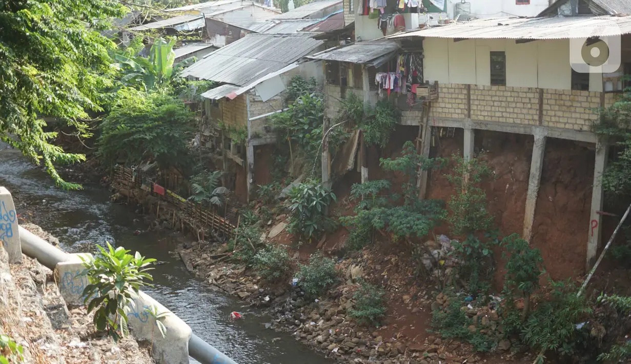 Bangunan rumah warga berdiri di sepanjang bantaran Kali Cijantung di Jakarta Timur, Selasa (20/11/2019). Meskipun berbahaya, namun sebagian warga nekat mendirikan bangunan di bantaran kali yang dapat longsor sewaktu-waktu tersebut. (Liputan6.com/Immanuel Antonius)