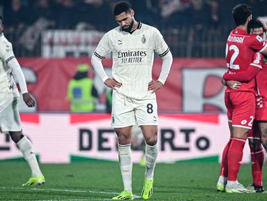 Ekspresi gelandang AC Milan, Ruben Loftus-Cheek setelah timnya kalah dalam pertandingan sepak bola Serie A Italia melawan AC Monza di Stadion Brianteo, Monza, pada 18 Februari 2024. (Piero CRUCIATTI/AFP)