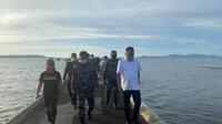 Gubernur Sulut Olly Dondokambey bersama Wakil Kepala Staf Angkatan Laut (Wakasal) Laksamana Madya TNI Ahmadi Heri Purwono meninjau lokasi rencana pembangunan Sekolah TNI Angkatan Laut.