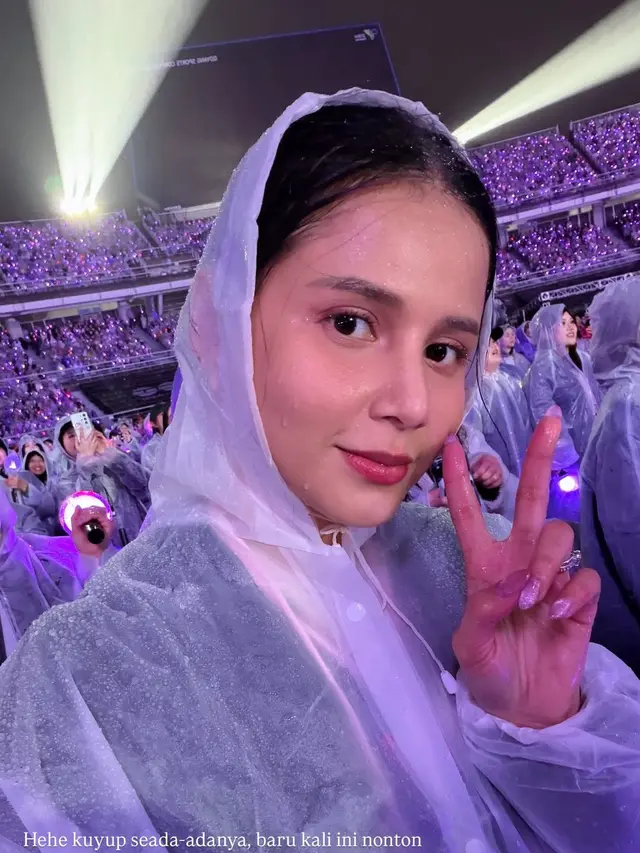 Hujan Deras Tak Halangi Yunita Siregar Nonton Konser BTS di Korea, Intip Gayanya Simpel tapi Tetap Chic
