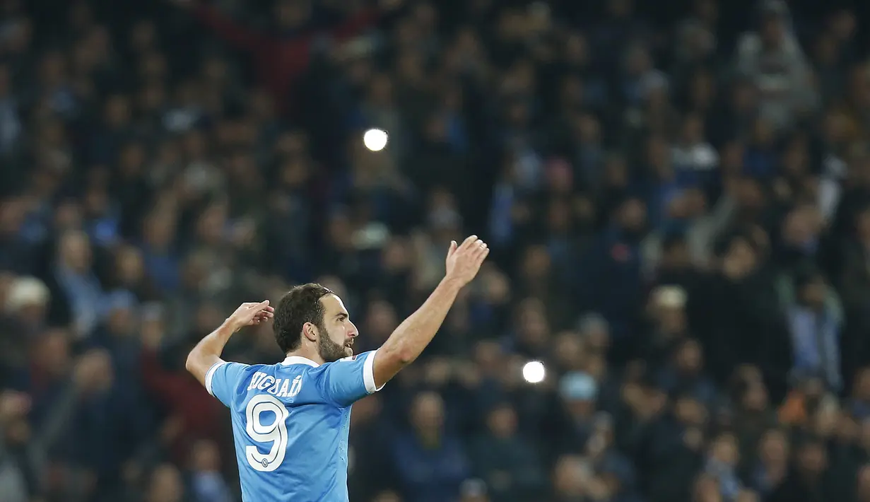 Penyerang Napoli, Gonzalo Higuain (kanan) melakukan selebrasi usai mencetak gol kegawang Inter Milan pada lanjutan Liga Serie A di  San Paolo, Naples, Italia (30/11). Napoli menang atas Inter Milan dengan skorg 2-1. (REUTERS/Ciro De Luca)