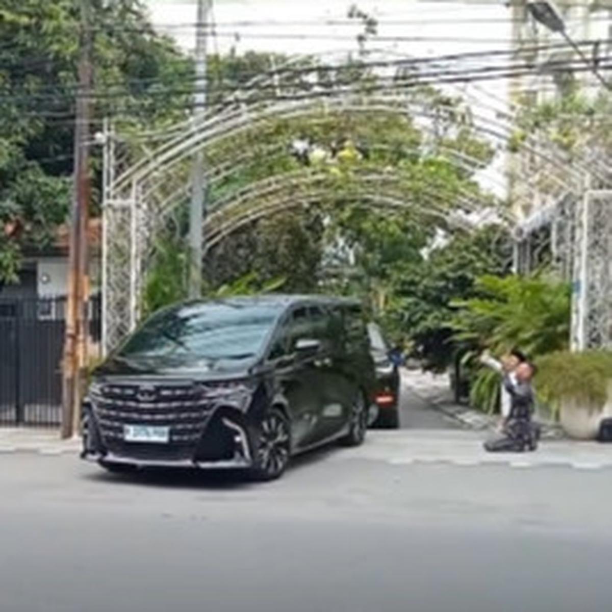 Detik-Detik Dua Pria Berlutut Saat Jokowi Lewat