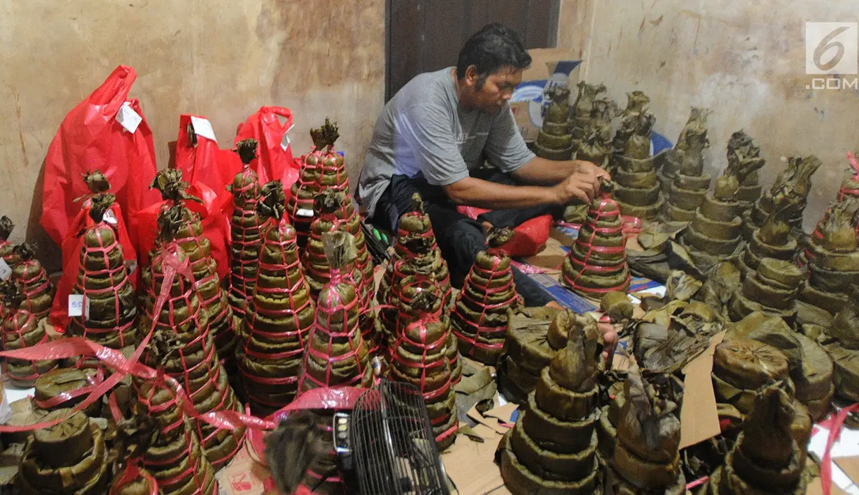 Pekerja mengemas dodol keranjang di pabrik Ny Lauw, Neglasari, Tangerang, Banten, Minggu (27/1). Dodol keranjang untuk Imlek ini dijual dengan harga Rp 63 ribu per kilogram. (Merdeka.com/Arie Basuki)