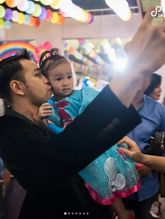 Seperti diketahui, persahabatan Ruben Onsu dan Julia Perez sejak lama terjalin. Bahkan, salah satu artis yang mendapat akses langsung menjenguk Jupe selain keluarga hanya Ruben Onsu. Bahkan dianggap saudara. (Instagram/sarwendah29)