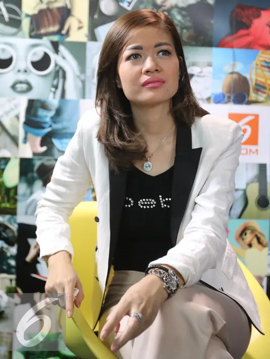Penyanyi dangdut Hesty klepek klepek mencurahkan isi hati pada saat wawancara di kantor Liputan6.com,Jakarta, Rabu  (24/2). Hesty Klepek Klepek Menangis Dituding Terlibat Prostitusi. (Liputan6.com/Herman Zakharia)