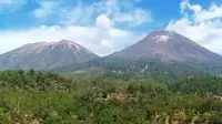 Gunung Lewotobi adalah gunung berapi kembar yang terletak di bagian tenggara Pulau Flores, Indonesia. Gunung Lewotobi tersusun dari Gunung Lewotobi Laki-laki dan Gunung Lewotobi Perempuan. (Dok: Instagram&nbsp;@simon_nany)