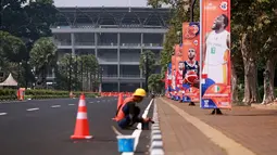 Sejumlah banner terbasang di sepanjang jalan masuk kompleks Stadion Utama Gelora Bung Karno (SUGBK), Senayan, Jakarta menjelang Piala Dunia FIBA 2023 pada Kamis (24/08/2023). (Bola.com/Bagaskara Lazuardi)