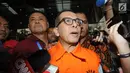 Mantan Dirut PT Garuda Indonesia, Emirsyah Satar memakai rompi tahanan memberikan keterangan usai pemeriksaan penyidik di Gedung KPK, Jakarta, Rabu (7/8/2019). (merdeka.com/Dwi Narwoko)