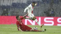 Bek Bayern Munchen Niklas Suele mencoba menghentikan penyerang Paris Saint-Germain (PSG), Kylian Mbappe pada leg pertama perempat final Liga Champions di Allianz Arena, Kamis (8/4/2021) dinihari. PSG melakukan pembalasan yang sempurna saat menang 3-2 atas Bayern Munchen. (AP Photo/Matthias Schrader)