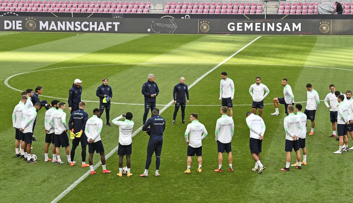 Pelatih Swiss, Vladimir Petkovic (tengah) berbicara kepada para pemainnya selama sesi latihan tim di Stadion RheinEnergie, Cologne, Jerman (12/10/2020). Swiss akan bertanding melawan Jerman dalam lanjutan UEFA Nations League Divisi A Grup 4 (A4). (AP Photo/Martin Meissner)