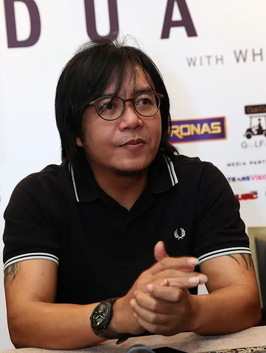 "Sebuah tantangan buat saya. Nyanyi dengan penyanyi baru tapi ga ada yang ga tahu namanya Tulus. Happening dia. Kebanggaan bisa berbagi panggung. Saya 25 tahun lebih di blantika musik. Bisa ama dia yang sedang hot," ujar Ari Lasso.(Wimbarsana/Bintang.com)