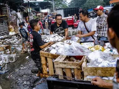 Sejumlah pedagang menyelamatkan barang dagangannya dari lokasi Pasar Induk Kramat Jati Blok C1, Jakarta Timur, yang terbakar, Senin (12/6). Sebanyak 19 unit mobil pemadam kebakaran diterjunkan untuk memadamkan api. (Liputan6.com/Faizal Fanani)