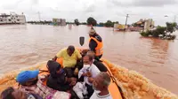Orang-orang yang terdampar di air banjir diselamatkan Kolhapur di negara bagian Maharashtra barat, India, 24 Juli 2021. (Foto: AP)