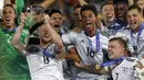 Pemain Jerman, Maximilian Arnold mengangkat trofi juara usai mengalahkan Spanyol pada final Piala Eropa U-21 di Krakow, Polandia,(30/6/2017). Jerman U-21 menang atas Spanyol U-21 dengan skor 1-0. (AP/Czarek Sokolowski)