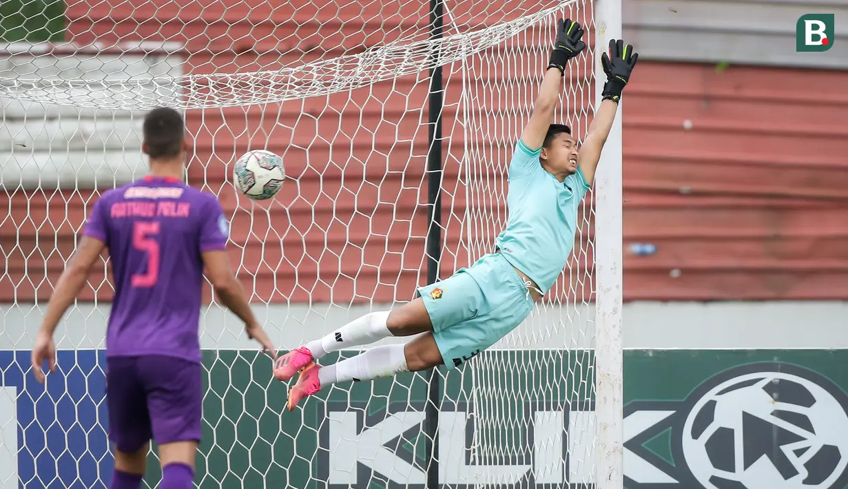 Kiper Persik Kediri, Dikri Yusron gagal menghalau bola tendangan bebas pemain Madura United, Hugo Gomes "Jaja" dalam laga pekan ke-13 BRI Liga 1 2021/2022 di Stadion Moch. Soebroto, Magelang, Rabu (24/11/2021). (Bola.com/Bagaskara Lazuardi)