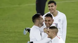 Gelandang PSG, Leandro Paredes, Pablo Sarabia bercanda dengan kiper Keylor Navas dan Marco Verratti selama latihan tim di Jan Breydel Stadium di Bruges (21/10/2019). PSG akan bertanding pada matchday ketiga Grup A Liga Champions melawan wakil Belgia, Club Brugge. (AFP Photo/Kenzo Tribouillard)