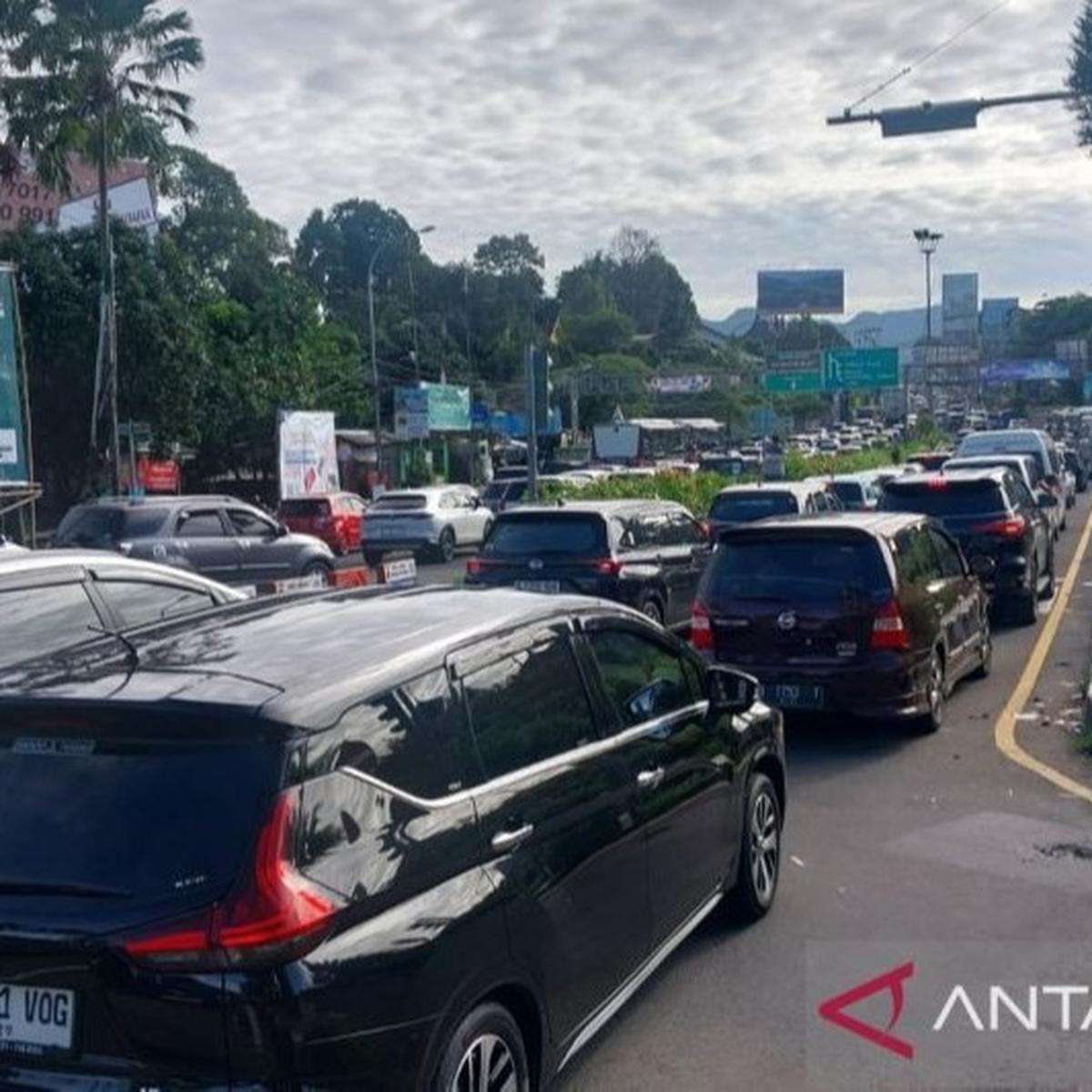 Macet 2,5 Km di Puncak Akibat Ganjil Genap, One Way Diterapkan