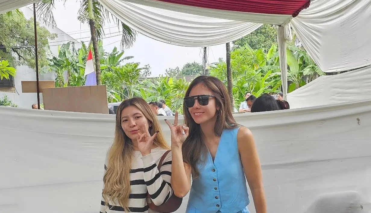 Wulan Guritno menunaikan hak pilihnya bersama sang putri, Shalom Razade. Wulan tampil cantik mengenakan set cropped vest yang serasi dengan celana panjangnya yang berwarna biru. Sedangkan Shalom tampil kasual dengan sweater cokelat bergaris hitam, dan celana panjang hitam. [Foto: Instagram/wulanguritno]