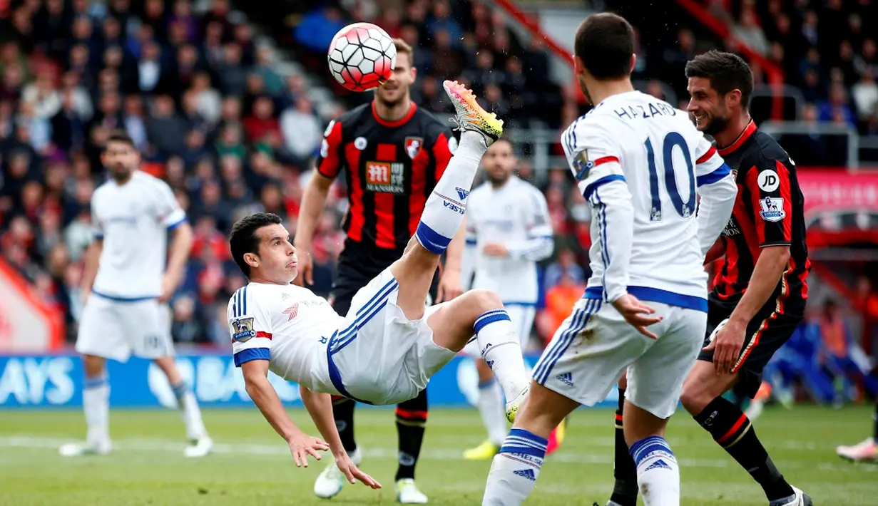 Pemain Chelsea, Pedro, melakukan tendangan salto ke arah gawang AFC Bournemouth dalam laga Liga Inggris di Stadion Vitality, Bournemouth, Sabtu (23/4/2016). (Reuters/Peter Nicholls)