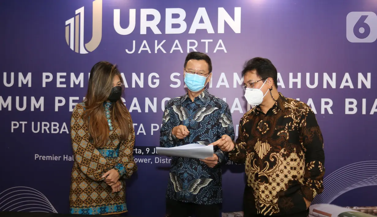 Komisaris PT Nusa Wijaya Propertindo sebagai pemegang saham mayoritas URBAN Jacqueline Bastiaan Wijaya, Direktur URBN hasil RUPS Tahunan Rudy Gomedi dan Direktur Utama URBN Bambang Sumargono berbincang di sela-sela RUPS dan RUPSLB di Jakarta, Rabu (10/06/2021) (Liputan6.com/Fery Pradolo)