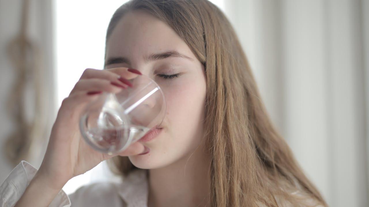 Ilustrasi Minum Air