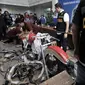 Petugas Bea Cukai menyiapkan barang bukti pada konferensi pers terkait penyelundupan motor Harlery Davidson dan sepeda Brompton menggunakan pesawat baru milik Garuda Indonesia di Kementerian Keuangan, Jakarta, Kamis (5/12/2019). (merdeka.com/Iqbal S Nugroho)